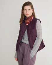 Aubergine water-repellent vest